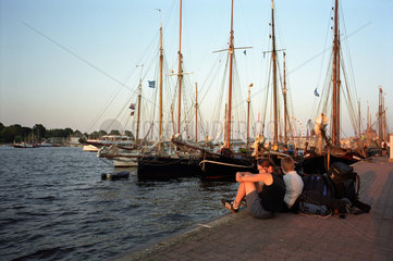 Rostock  ein Paerchen sitzt am Wasser
