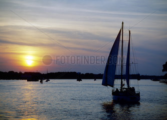 Warnemuende  ein Segelboot bei Sonnenuntergang