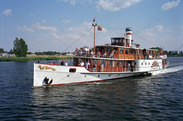 Rostock  der Raddampfer -Freya- bei der Hanse Sail 2004