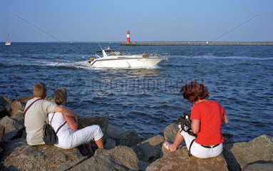Warnemuende  ein Motorboot auf dem Weg zur Hanse Sail 2004