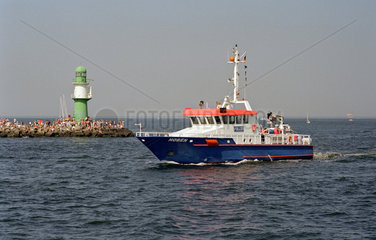 Rostock  das Kuestenstreifenboot Hoben bei der Hanse Sail 2004