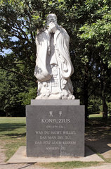 Berlin  Deutschland  Statue von Konfuzius im Chinesischen Garten im Erholungspark Marzahn