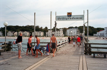Heiligendamm  Touristen auf der Seebruecke