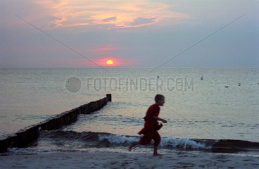 Markgrafenheide  ein Junge spielt am Strand