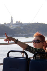 Kiew  Ukraine  jugendliche Frau bei einer Bootsfahrt auf dem Dnepr