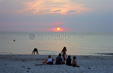 Markgrafenheide  eine Familie sitzt beim Sonnenuntergang