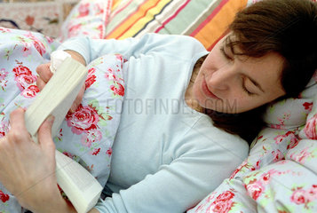 Eine im Bett lesende Frau
