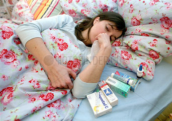 An Grippe erkrankte Frau