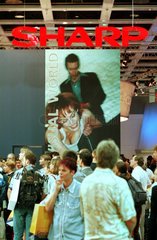IFA 1999  Messebesucher an einem Stand von Sharp  Berlin  Deutschland