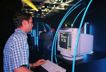 Ein Mann an einem Internetcomputer auf der IFA 1999  Berlin  Deutschland