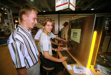 Frau und Mann surfen an einem Internetcomputer  IFA 1999  Berlin  Deutschland