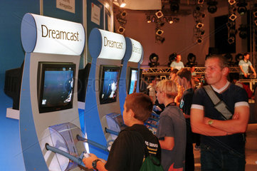 Jugendliche spielen an einer Dreamcast Playstation von Sega  IFA 1999  Berlin  Deutschland