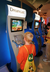 Jugendliche spielen an einer Dreamcast Playstation von Sega  IFA 1999  Berlin  Deutschland