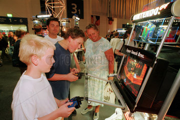 Kinder  Jugendliche spielen an einer Nintendo 64 Playstation  IFA 1999  Berlin  Deutschland
