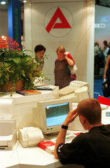 Jugendlicher an Infoterminal des Arbeitsamtes auf der IFA 1999  Berlin  Deutschland