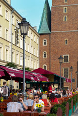 Breslau  Polen  Gaeste sitzen abends auf dem Marktplatz in einem Biergarten