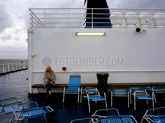 Tourist an Deck einer Faehre der Reederei Color Line