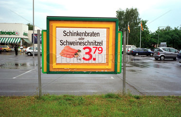 Berlin  Reklameschild mit einem Angebot fuer Fleischwaren