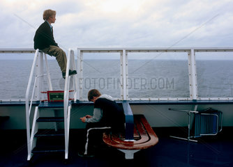 Zwei Kinder an Deck einer Faehre der Reederei Color Line