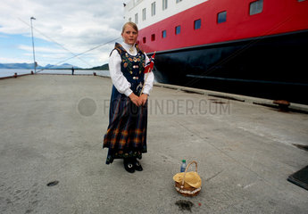 Stokmarknes  Norwegen  Frau in norwegischer Tracht