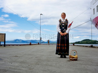 Stokmarknes  Norwegen  Frau in norwegischer Tracht