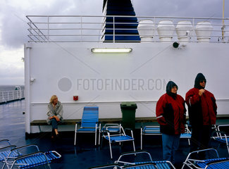 Touristen an Deck einer Faehre der Reederei Color Line