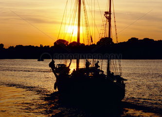 Warnemuende  ein Segelboot bei Sonnenuntergang