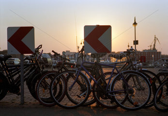 Rostock  geparkte Fahrraeder bei Sonnenuntergang
