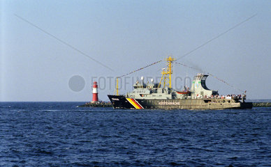 Warnemuende  Rundfahrt der Kuestenwache auf der Hanse Sail 2004