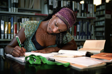 Eine farbige Frau recherchiert in der Amerika Gedenkbibliothek (AGB)