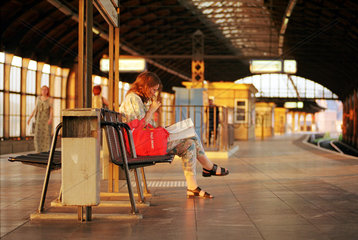 Lesende Frau am Lehrter Bahnhof in Berlin  Deutschland