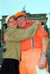 Arbeiter der BSR und eine Frau  sich umarmend  Berlin  Deutschland