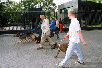 Gruppe mit Hunden vor Gefaengnis Ploetzensee  Berlin  Deutschland