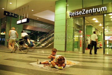 Wartende Kinder in Bahnhofshalle  Berlin  Deutschland