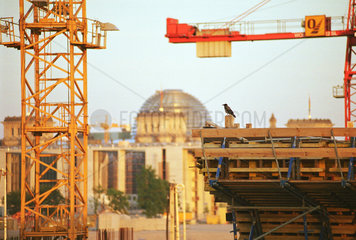 Baustelle mit Kraehe und Reichstagskuppel im Hintergrund  Berlin  Deutschland