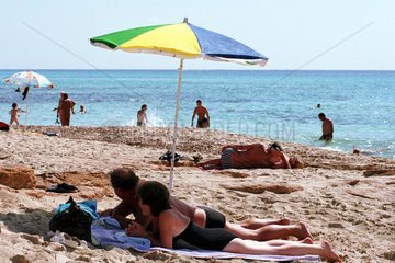 Es Calo  Spanien  sich sonnende Leute mit Sonnenschirm