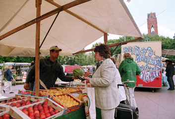 Obst- und Gemuesemarkt Winterfeldplatz in Berlin  Deutschland