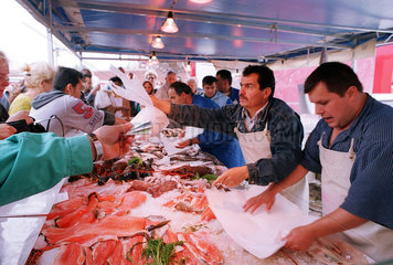 Deutschland  Fischhaendler auf dem Hamburger Fischmarkt