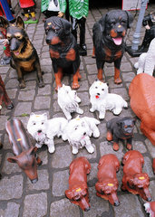Deutschland  Hunde als Tonfiguren auf dem Hamburger Fischmarkt
