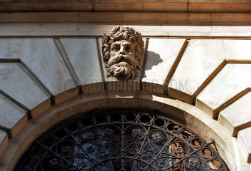 Statue ueber einem Fenster der Rumaenischen Nationalbank in Bukarest