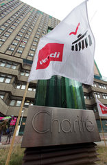 Berlin  Fahne der Gewerkschaft Verdi vor der Charite