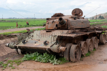 Apamea  Syrien  zerstoerte Panzer des syrischen Assad-Regimes