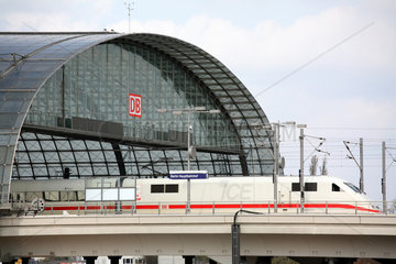 Zug faehrt aus dem Hauptbahnhof in Berlin