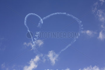 Pilot malt Herz mit Rauch in den Himmel auf der ILA