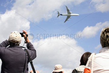 Besucher und Flugzeug auf der ILA