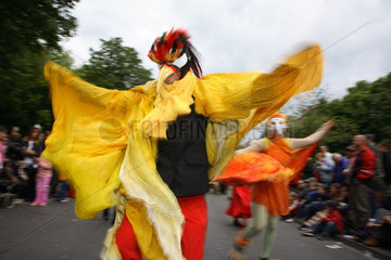 Berlin  Mann als Vogel verkleidet auf dem Karneval der Kulturen