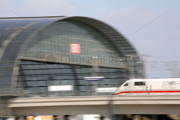 Zug faehrt aus dem Hauptbahnhof in Berlin