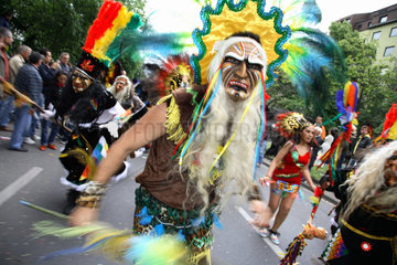Berlin  tanzende Maenner der Gruppe Amigos del Folklore auf dem Karneval der Kulturen