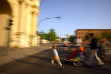 Kind rennt ueber die Strasse