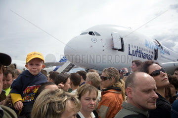 Besucher im Gedraenge und Airbus A380 auf der ILA